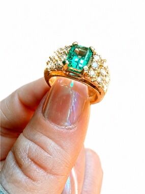Beautiful Emerald and Diamond Ring in 14k gold